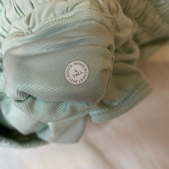 Lululemon Green Hotty Hots Sz 4 - Picture 4 of 5